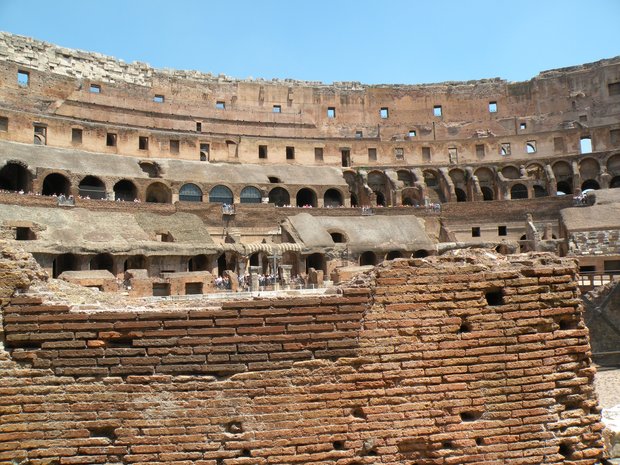  le Colisée: une architecture imposante